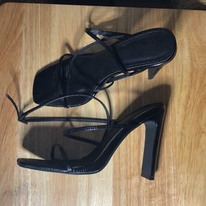 Black Heels with crossover strap 🖤